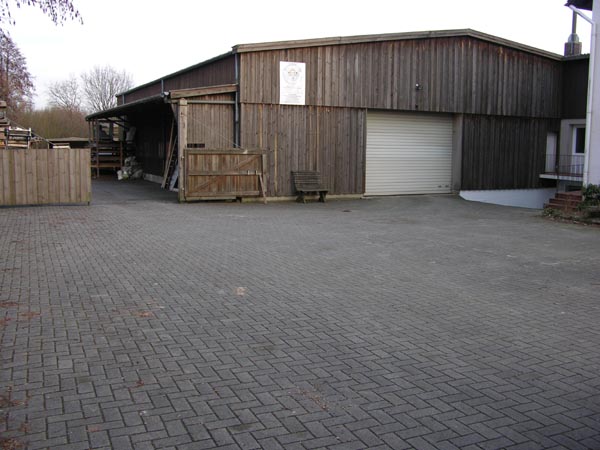 Die_Halle_mit_Vorplatz