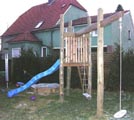 Schaukel, Kletterturm und Rutsche
